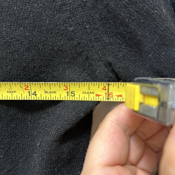 Everlane Women’s The Classic V in Cashmere - Picture 9 of 11